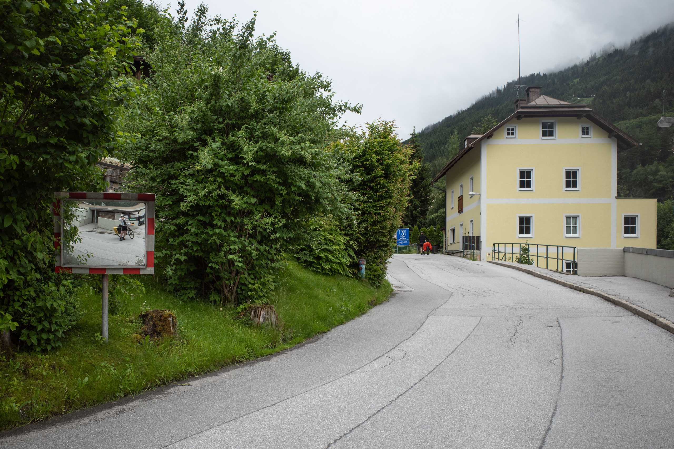 Im Verkehrsspiegel: das letzte Stück nach Bad Gastein wird geschoben